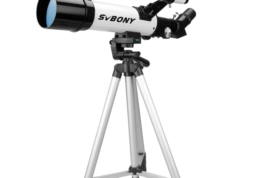 Telescópio refrator branco da marca SVBONY modelo SV501P montado em tripé de alumínio, com buscador acoplado e ocular inclinada, ideal para iniciantes na astronomia.