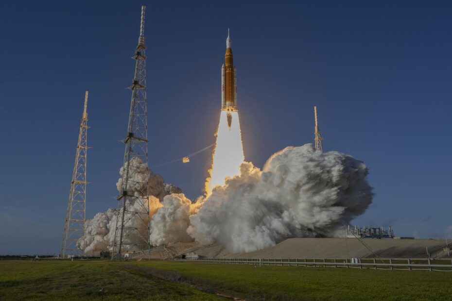 Foguete SLS da NASA lançando a missão Artemis 2 com a cápsula Orion e quatro astronautas rumo à Lua a partir do Centro Espacial Kennedy em 2026