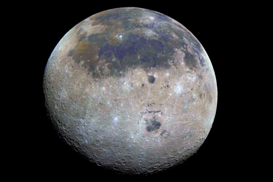 Imagem da Lua com cores realçadas mostrando variações minerais como basaltos ricos em ferro, depósitos de titânio e regiões de impacto, destacando o Mare Orientale e a cratera Aristarchus