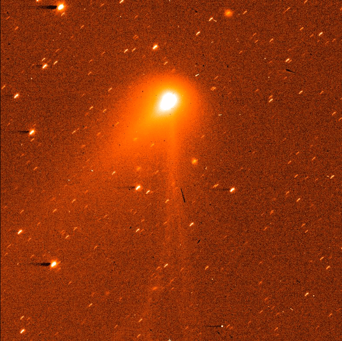 Imagem do cometa 3I/ATLAS em diferentes comprimentos de onda capturada pelo instrumento JANUS da sonda Juice, mostrando variações na coma e nas caudas quando observadas nos filtros vermelho e violeta.