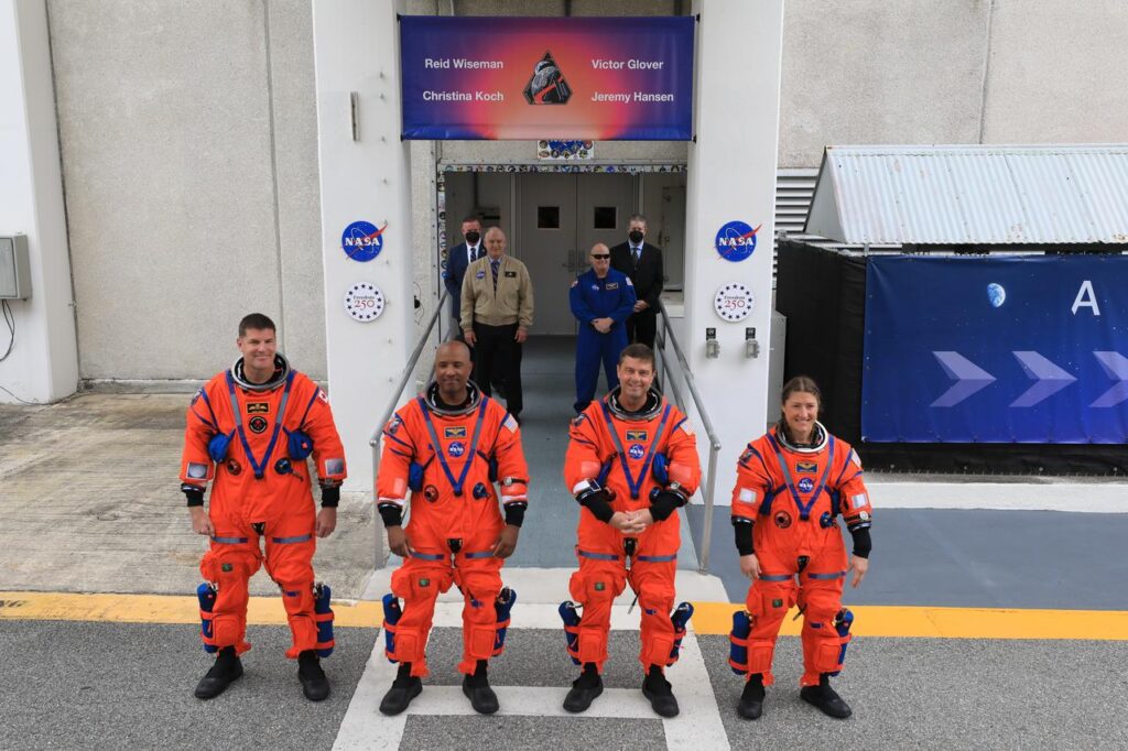 Astronautas da missão Artemis 2 acenando antes do lançamento no Centro Espacial Kennedy durante o crew walkout oficial da NASA em 2026