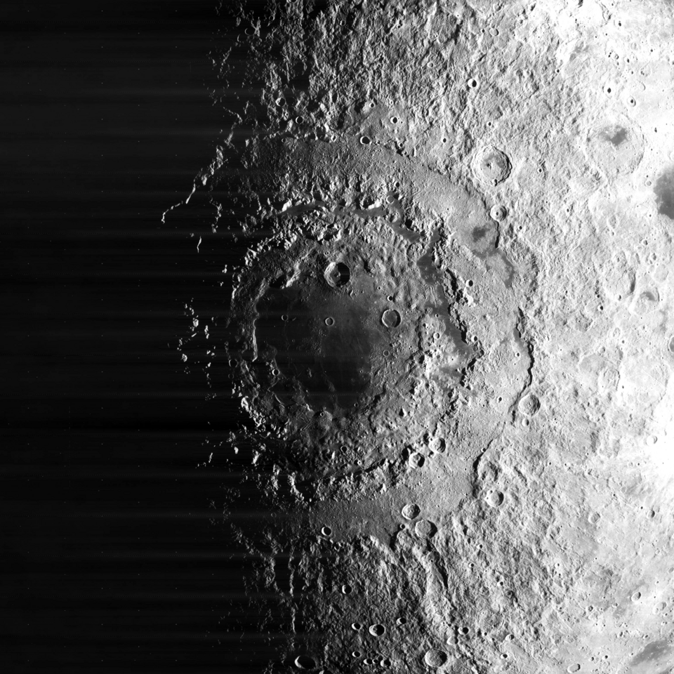 Imagem da bacia Mare Orientale na Lua capturada pela missão Lunar Orbiter 4 em 1967 mostrando a estrutura em anéis concêntricos formada por impacto
