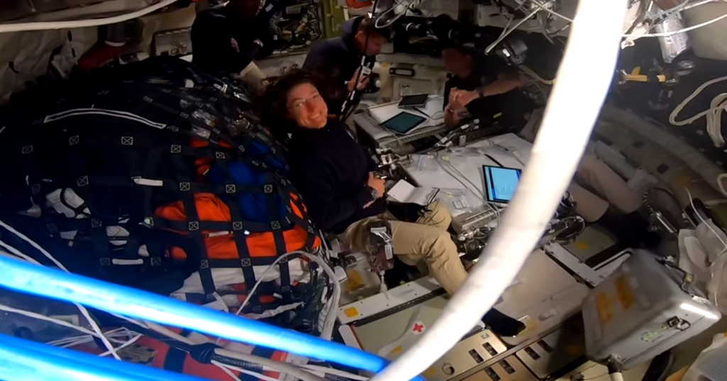 Astronautas da missão Artemis II que quebraram o recorde de maior distância da Terra durante voo ao redor da Lua