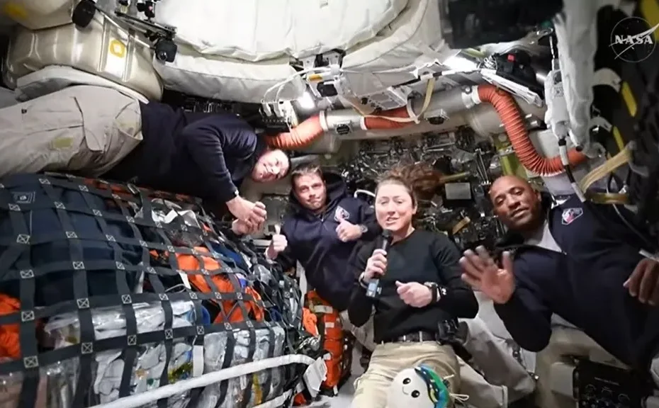 Astronautas Jeremy Hansen, Reid Wiseman, Christina Koch e Victor Glover respondem a perguntas durante transmissão da missão Artemis II