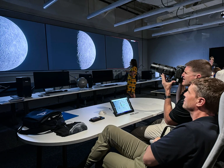 Astronautas Jeremy Hansen e Reid Wiseman treinam fotografia lunar no Johnson Space Center para a missão Artemis II