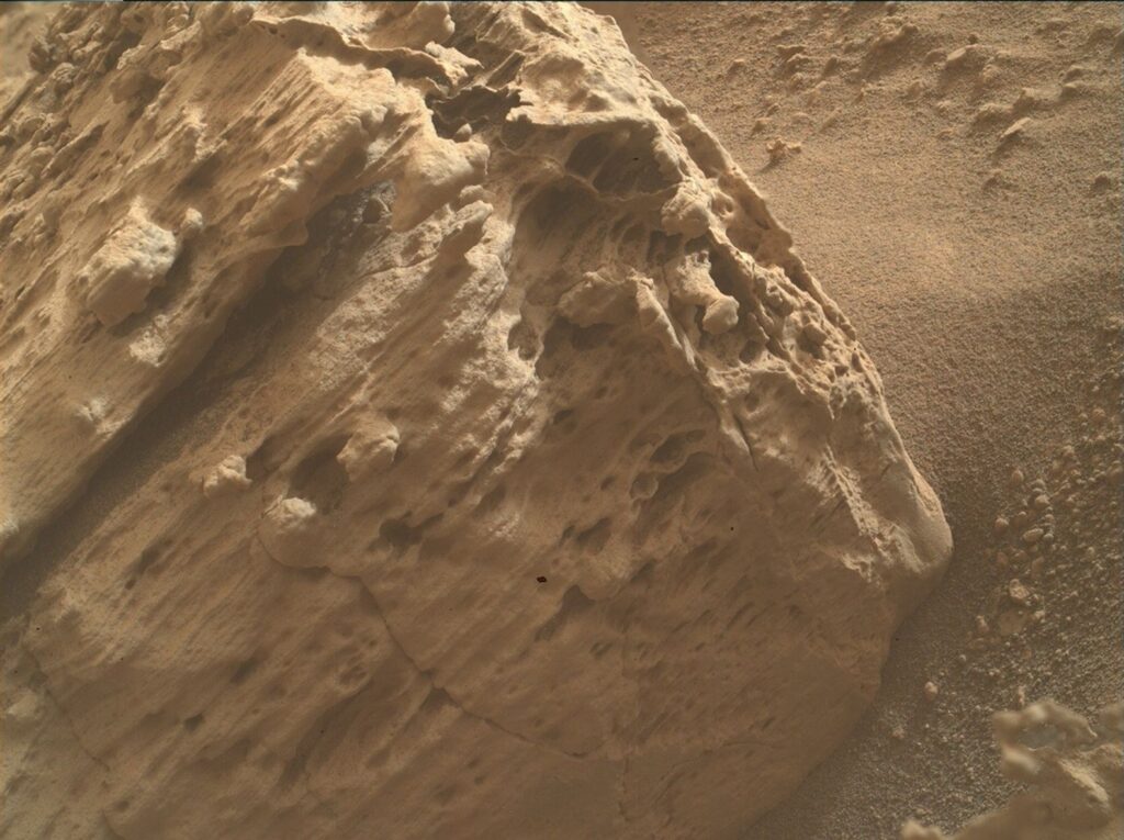 Rocha vertical porosa chamada “Timboy Chaco” em Marte capturada pelo rover Curiosity com a câmera MAHLI, mostrando detalhes da superfície marciana
