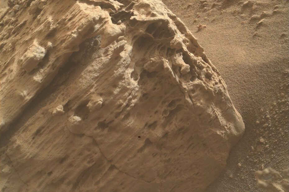 Rocha vertical porosa chamada “Timboy Chaco” em Marte capturada pelo rover Curiosity com a câmera MAHLI, mostrando detalhes da superfície marciana