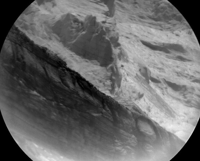 Imagem detalhada de cristas rochosas em Marte capturada pelo rover Curiosity com a câmera RMI do instrumento ChemCam