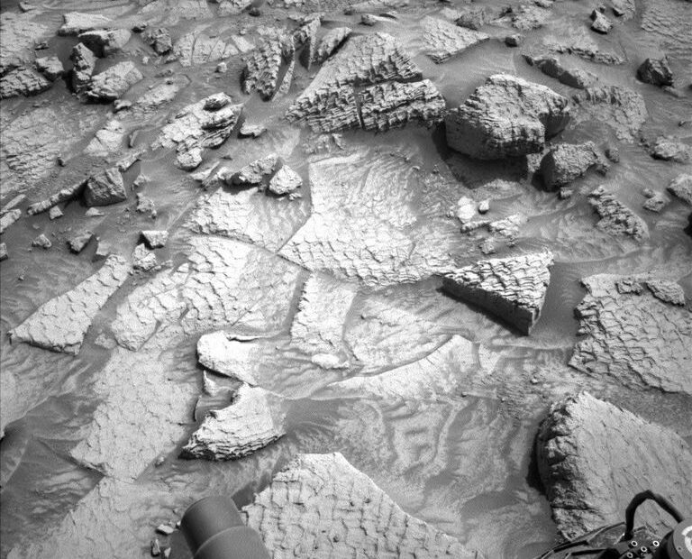 Imagem capturada pelo rover Curiosity mostrando formações poligonais na unidade de sulfatos em Marte após deixar o terreno boxwork