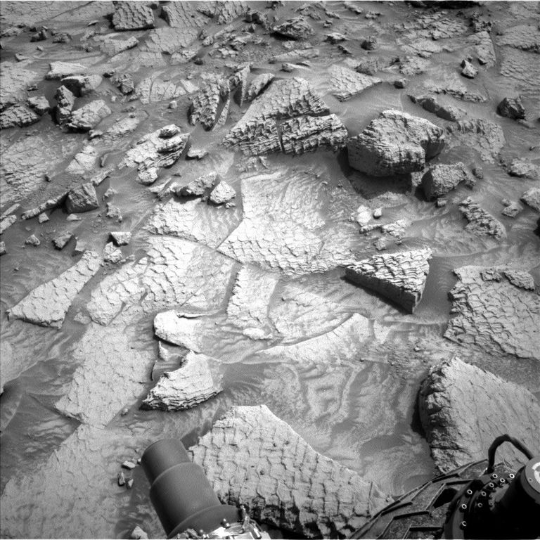 Imagem capturada pelo rover Curiosity mostrando formações poligonais na unidade de sulfatos em Marte após deixar o terreno boxwork