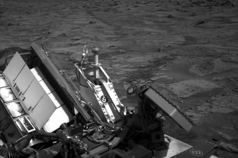 Rastro do rover Curiosity visível na superfície de Marte após deslocamento com navegação autônoma