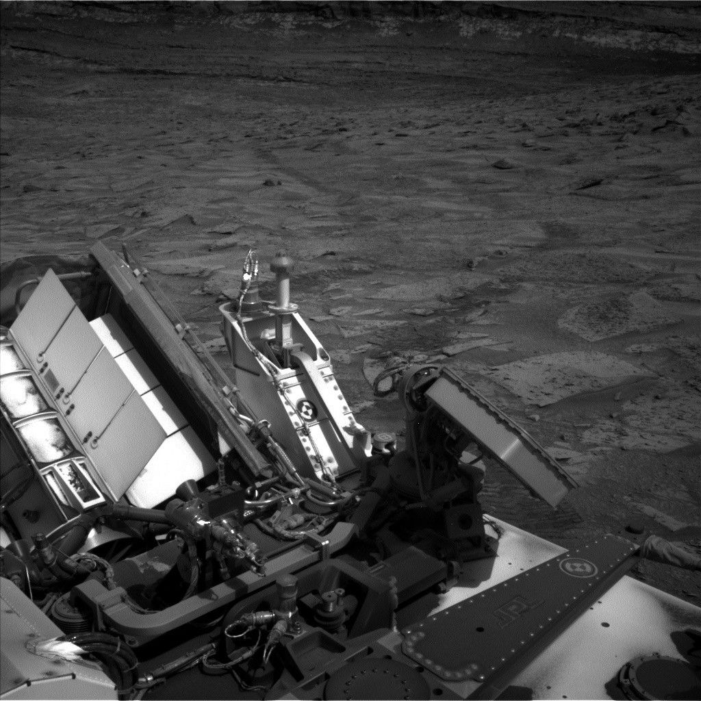 Rastro do rover Curiosity visível na superfície de Marte após deslocamento com navegação autônoma
