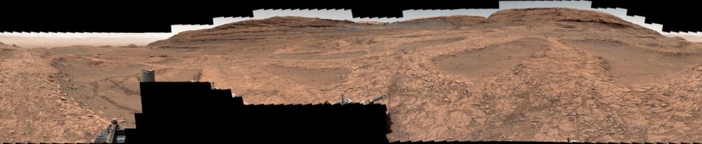 Panorama de 360 graus de Marte capturado pelo rover Curiosity mostrando formações geológicas boxwork semelhantes a teias de aranha na superfície marciana