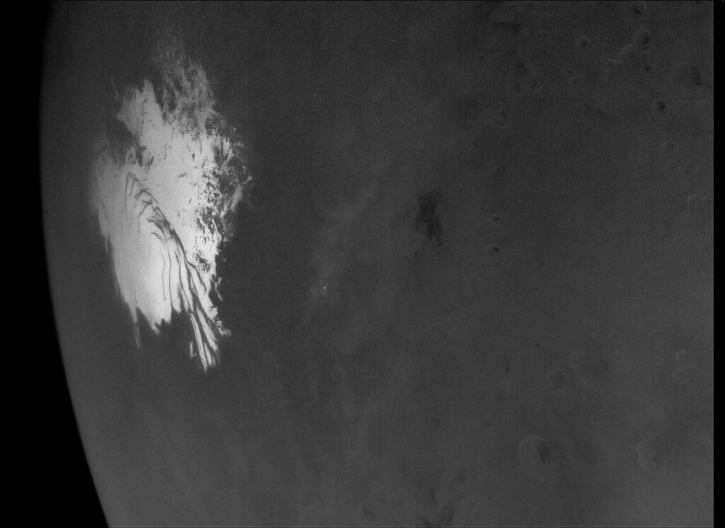 Imagem em alta resolução da calota polar sul de Marte capturada pela missão Psyche da NASA durante o sobrevoo do planeta em 2026.
Créditos da imagem: NASA/JPL-Caltech/ASU