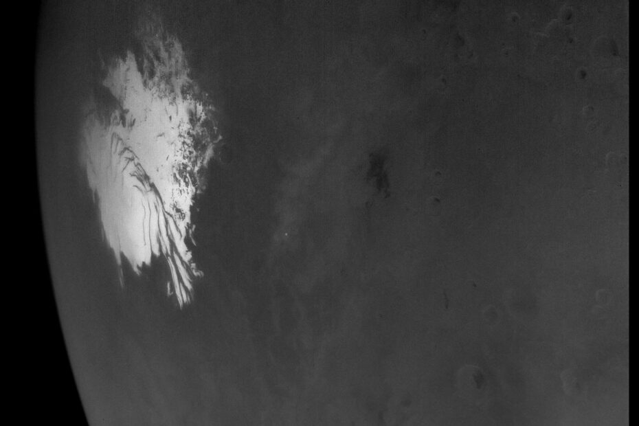Imagem em alta resolução da calota polar sul de Marte capturada pela missão Psyche da NASA durante o sobrevoo do planeta em 2026. Créditos da imagem: NASA/JPL-Caltech/ASU