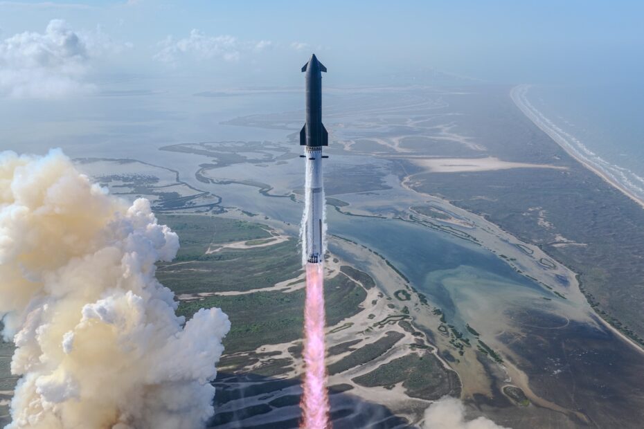 A Starship V3 decola pela primeira vez da base de lançamento da SpaceX, marcando um novo capítulo no desenvolvimento do maior foguete já construído pela humanidade durante o décimo segundo voo de teste. Créditos: SpaceX