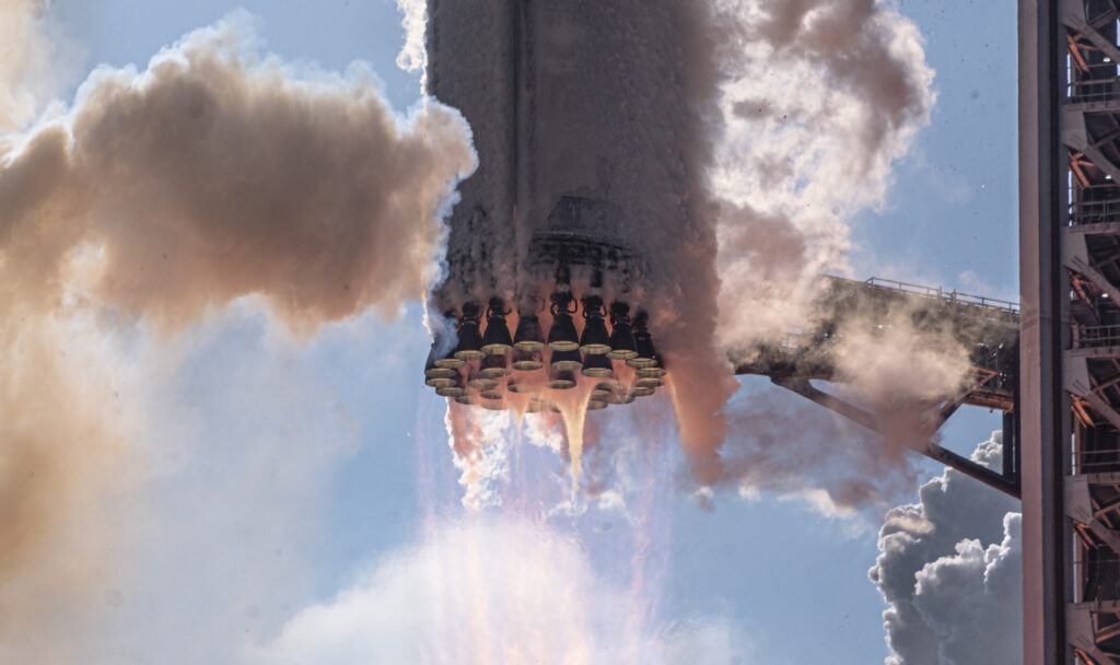 Motores do Super Heavy Booster empurrando a Starship durante o lançamento do Flight 12 da SpaceX. Créditos da imagem: SpaceX