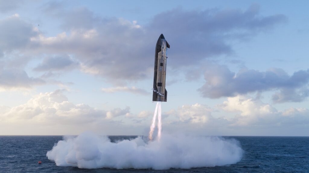 Starship V3 executando a queima de pouso sobre o Oceano Índico durante o Flight 12 da SpaceX, próxima à superfície do mar. Créditos da imagem: SpaceX