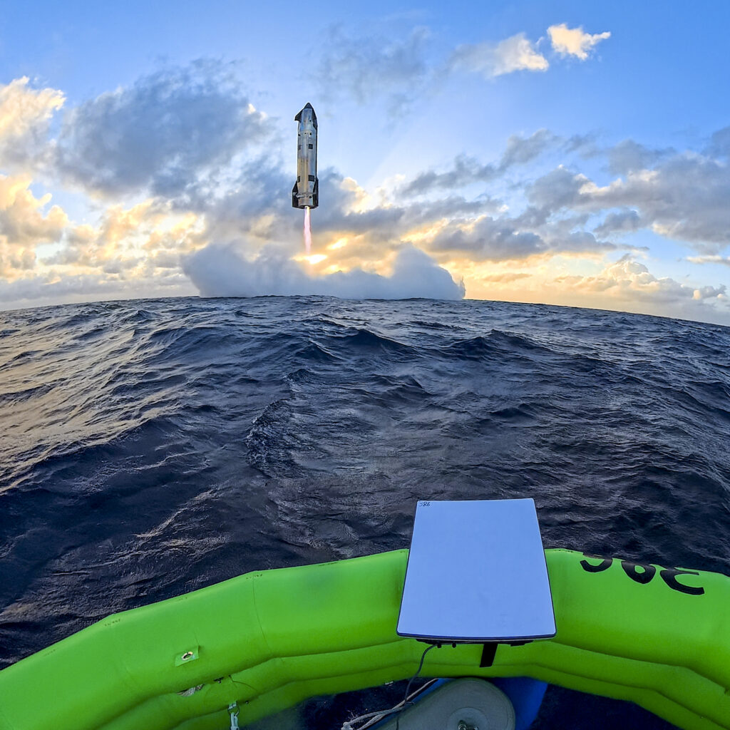 Boias equipadas com antenas Starlink no Oceano Índico transmitindo vídeo em tempo real durante o décimo segundo voo de teste da Starship da SpaceX. Créditos da imagem: SpaceX