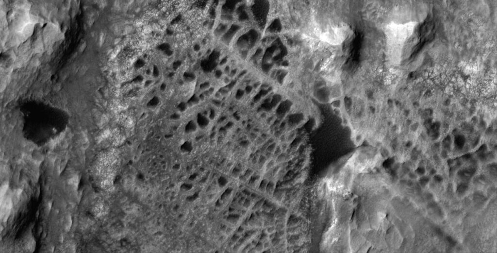 Imagem orbital de Marte mostrando formações boxwork em padrão semelhante a teias de aranha na região do Monte Sharp
