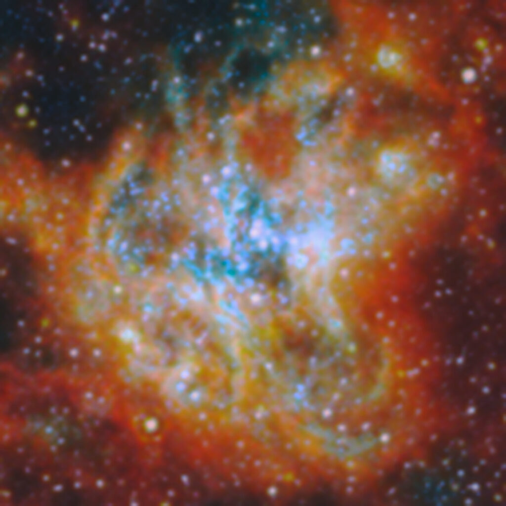 Imagem aproximada de uma região de formação estelar na galáxia M51 mostrando nuvens vermelhas e alaranjadas de gás iluminadas por aglomerados de estrelas jovens em azul brilhante.