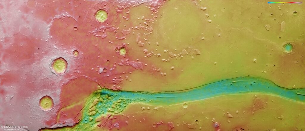 Mapa topográfico de Shalbatana Vallis em Marte mostrando um grande canal sinuoso em diferentes cores que representam variações de altitude na superfície marciana.