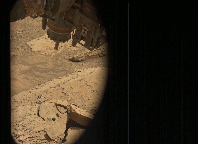 Imagem capturada pelo rover Curiosity mostra sua broca já liberada após o incidente com a rocha Atacama em Marte, enquanto o bloco de pedra aparece novamente na superfície marciana.