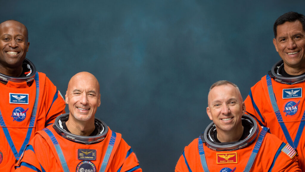 Tripulação da missão Artemis III posa para foto oficial da NASA. Da esquerda para a direita: Andre Douglas, Luca Parmitano, Randy Bresnik e Frank Rubio, astronautas selecionados para a próxima etapa do programa Artemis.