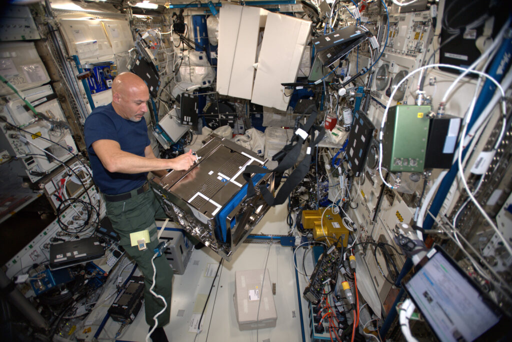 O astronauta Luca Parmitano, da Agência Espacial Europeia (ESA), configura equipamentos do experimento GRIP a bordo da Estação Espacial Internacional para estudar como os astronautas percebem massa e movimento em microgravidade.