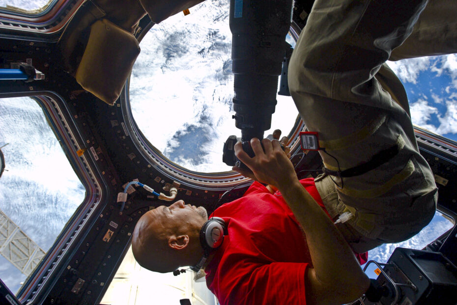 O astronauta Luca Parmitano observa a Terra pela Cupola da Estação Espacial Internacional enquanto aguarda o momento ideal para fotografar um alvo na superfície do planeta durante sua missão Volare.