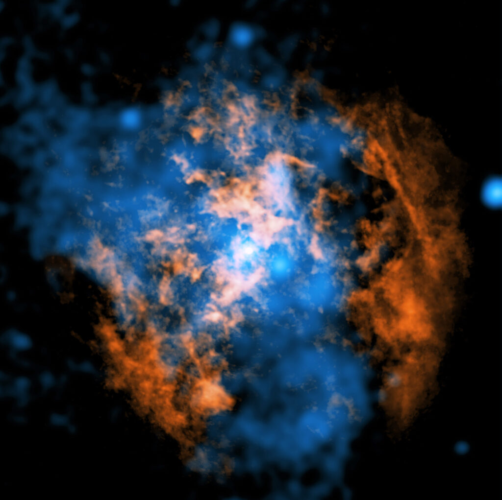 Imagem composta com dados do ALMA e do observatório Chandra mostra uma cavidade em forma de cone criada por um vento proveniente de Sagittarius A* (Sgr A*), o buraco negro supermassivo no centro da Via Láctea. As áreas laranja representam gás frio e as azuis mostram gás quente emitindo raios X.